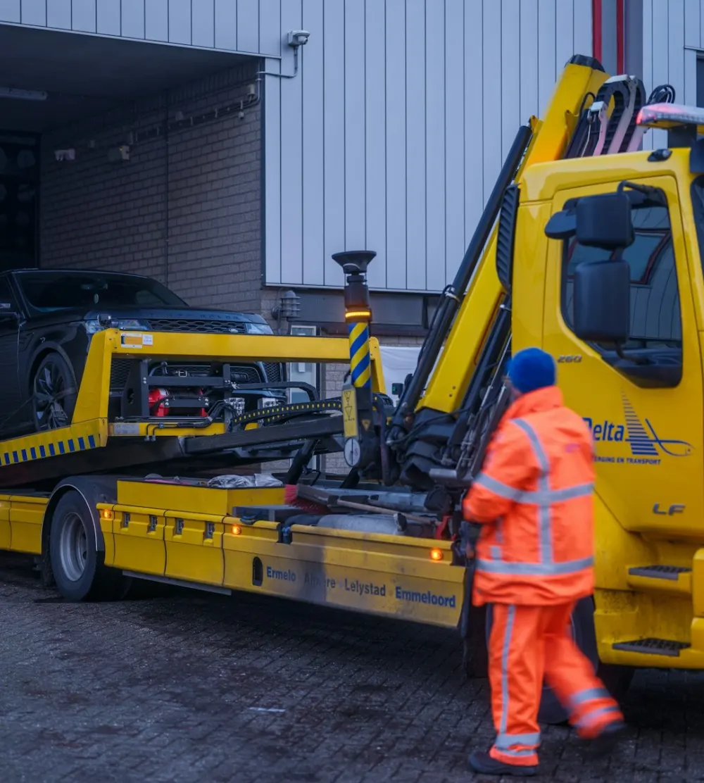 Chargement d’une épave sur une dépanneuse plateau