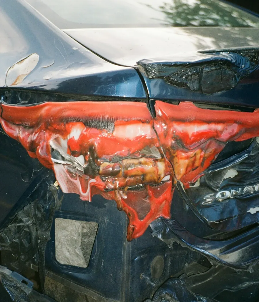 Épave de voiture brûlée avant enlèvement